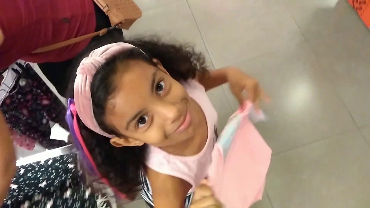 Comprando roupas no shopping