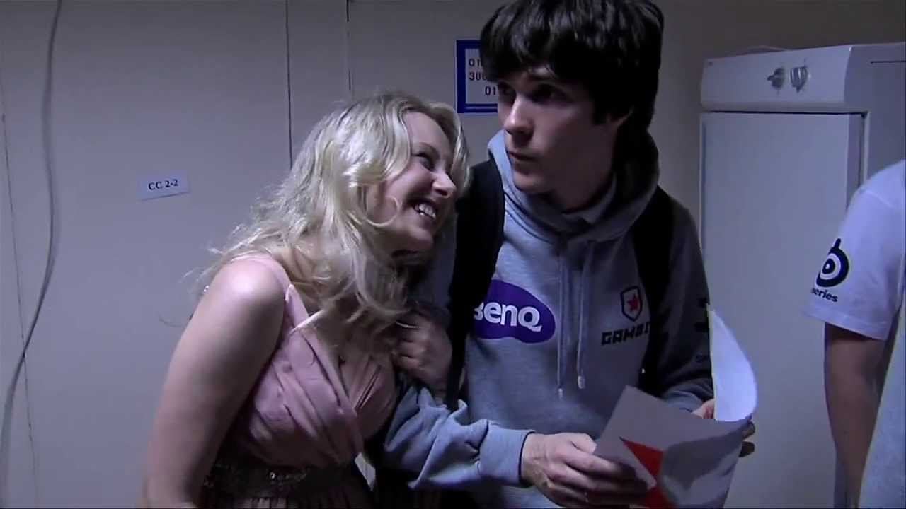 Alex Ich: My wife won't let me back home if I don't win! x_x
