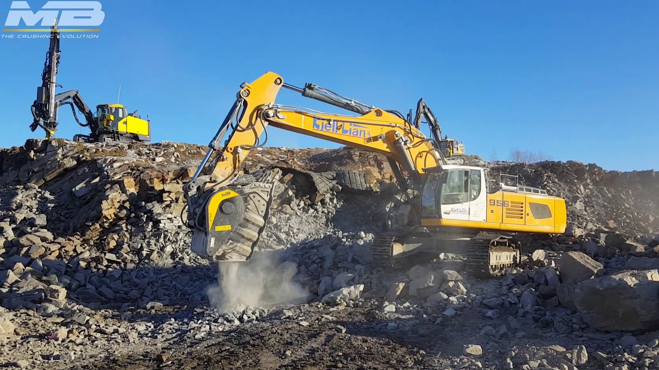 Crushing hard basalt in Norway with the BF135.8 crusher bucket