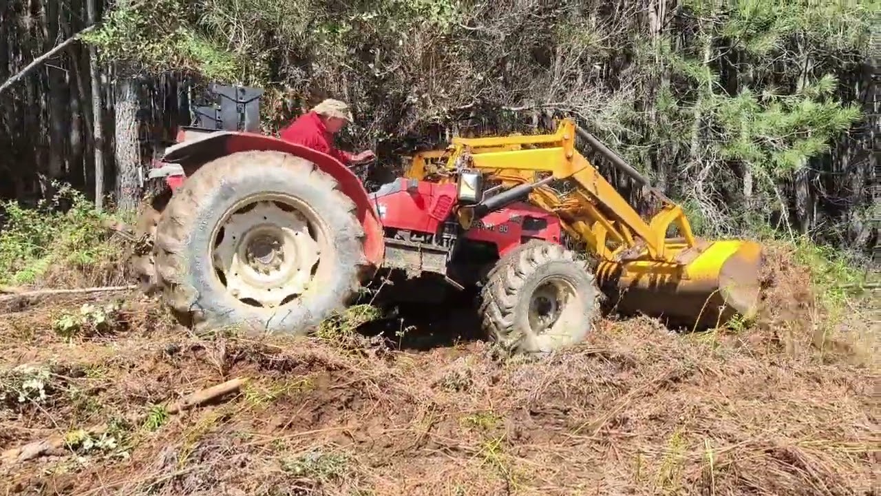 Con el tractor empujando maleza