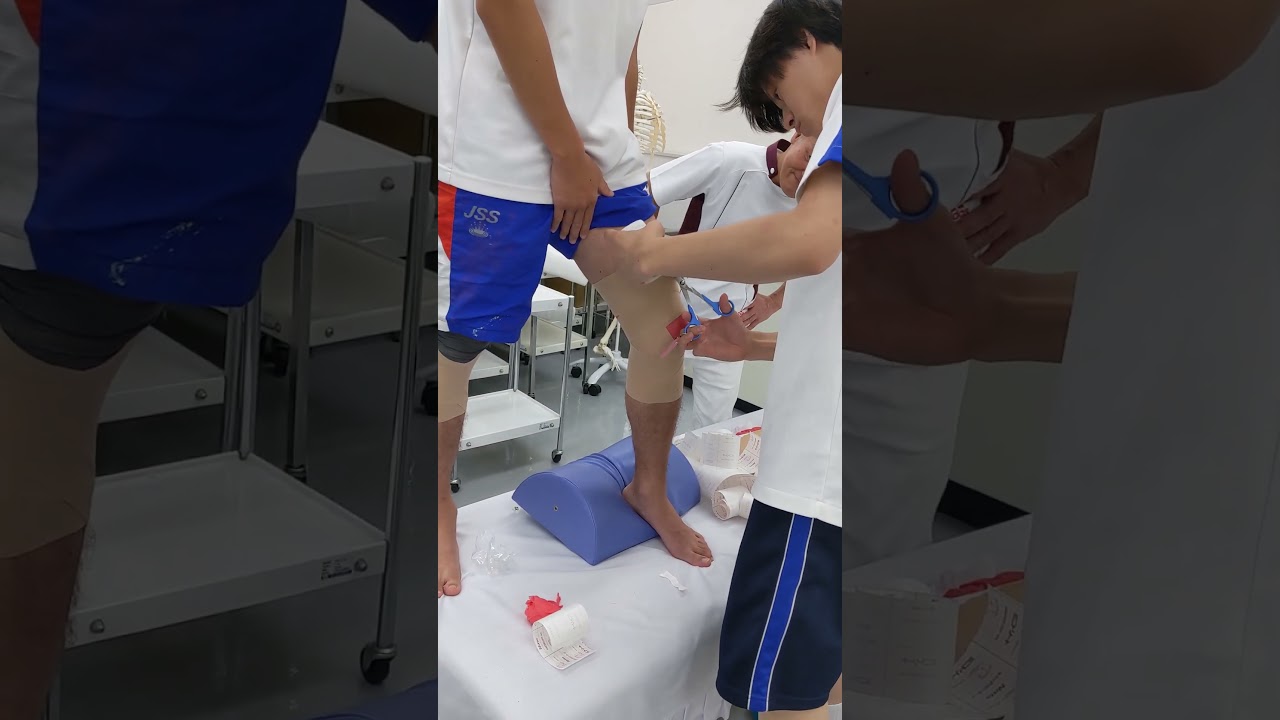 スポーツでのケガを治療するテーピングを練習中！国家資格者は治療行為を行うので技術力が重要です。 #スポーツトレーナー #柔道整復師 #大阪  #高度専門士  #オープンキャンパス #テーピング