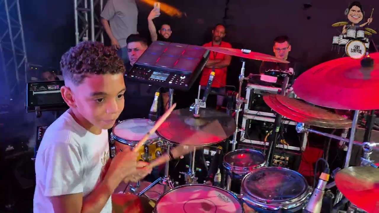 Silas batera 10anos tocando com Banda Som e Louvor