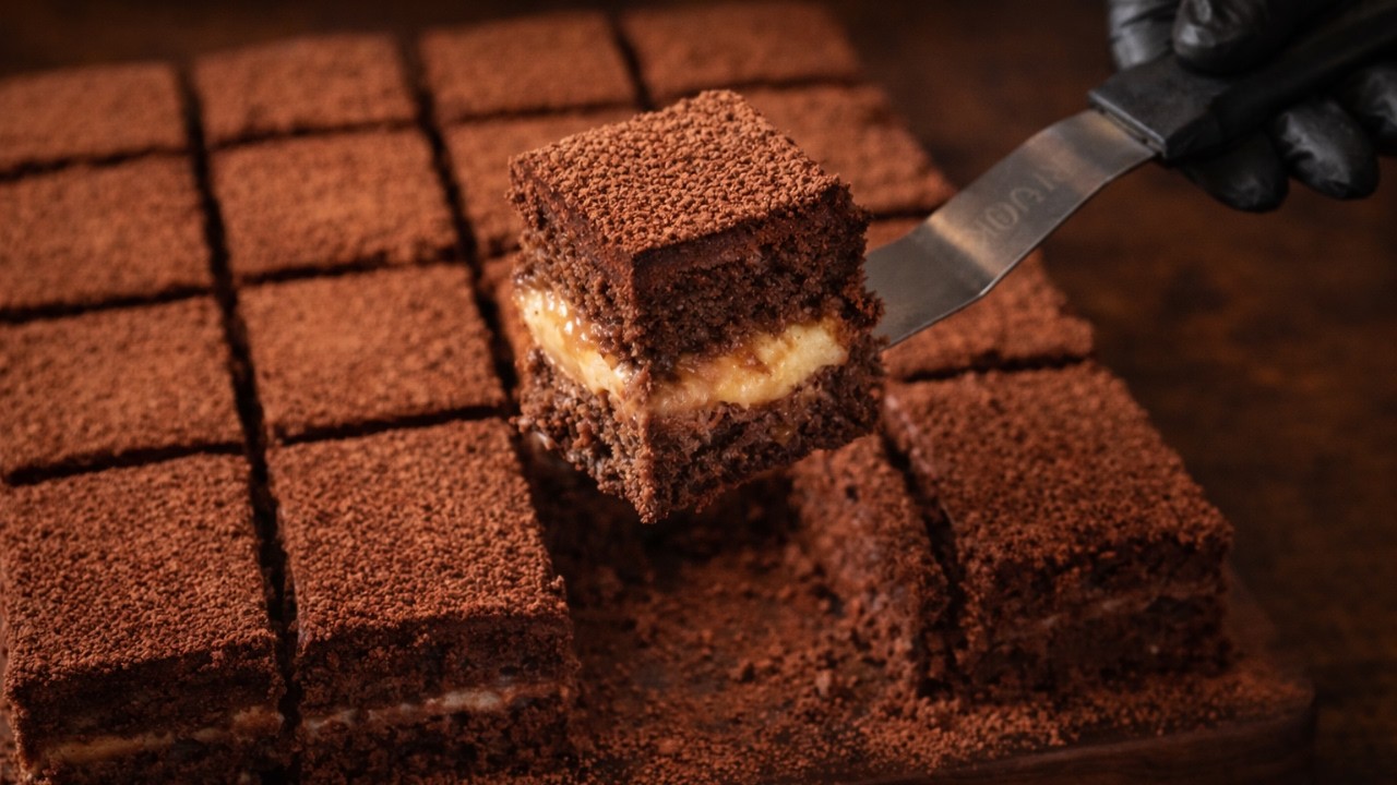 Chocolate Banana Cake with Dulce de Leche 🍫🍌 