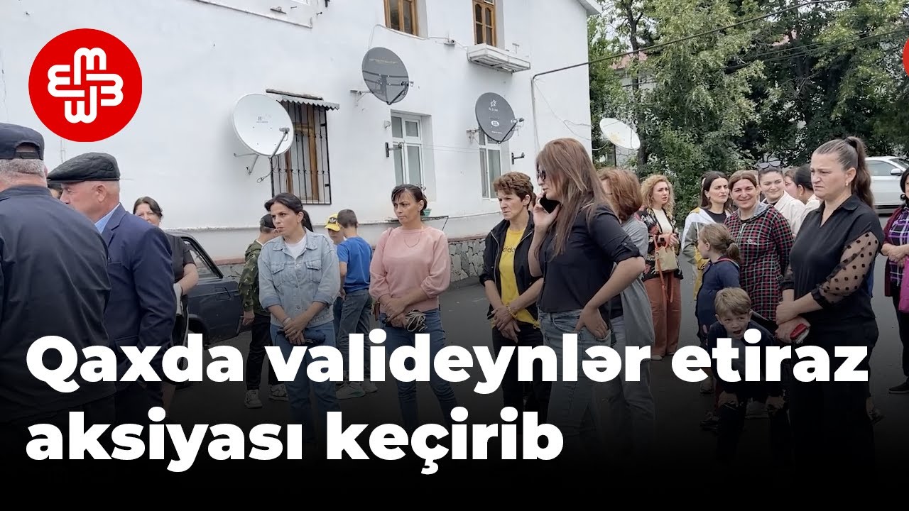 Qaxda bir qrup valideyn məktəb qarşısında etiraz aksiyası keçirib