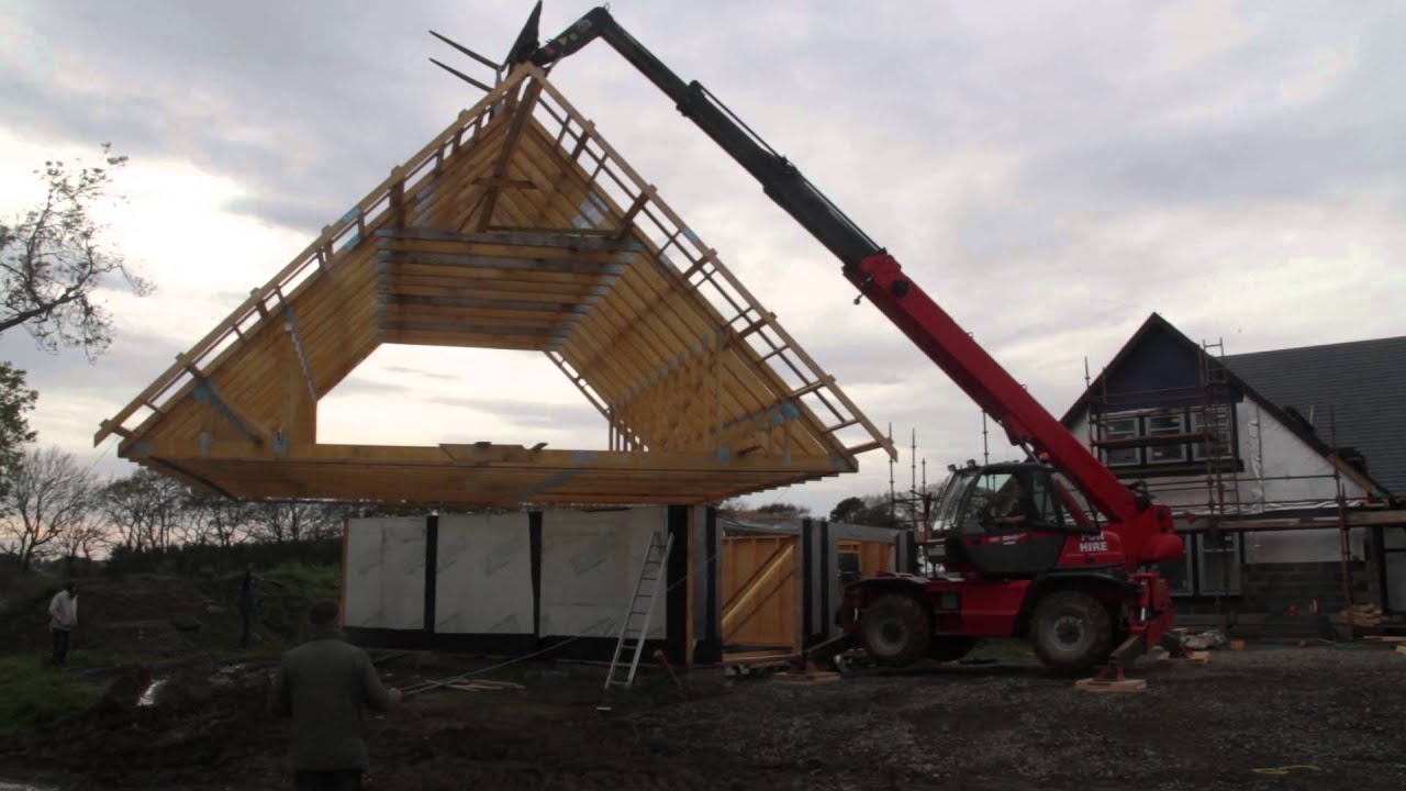 Manitou MRT2540 Lifting on full roof.