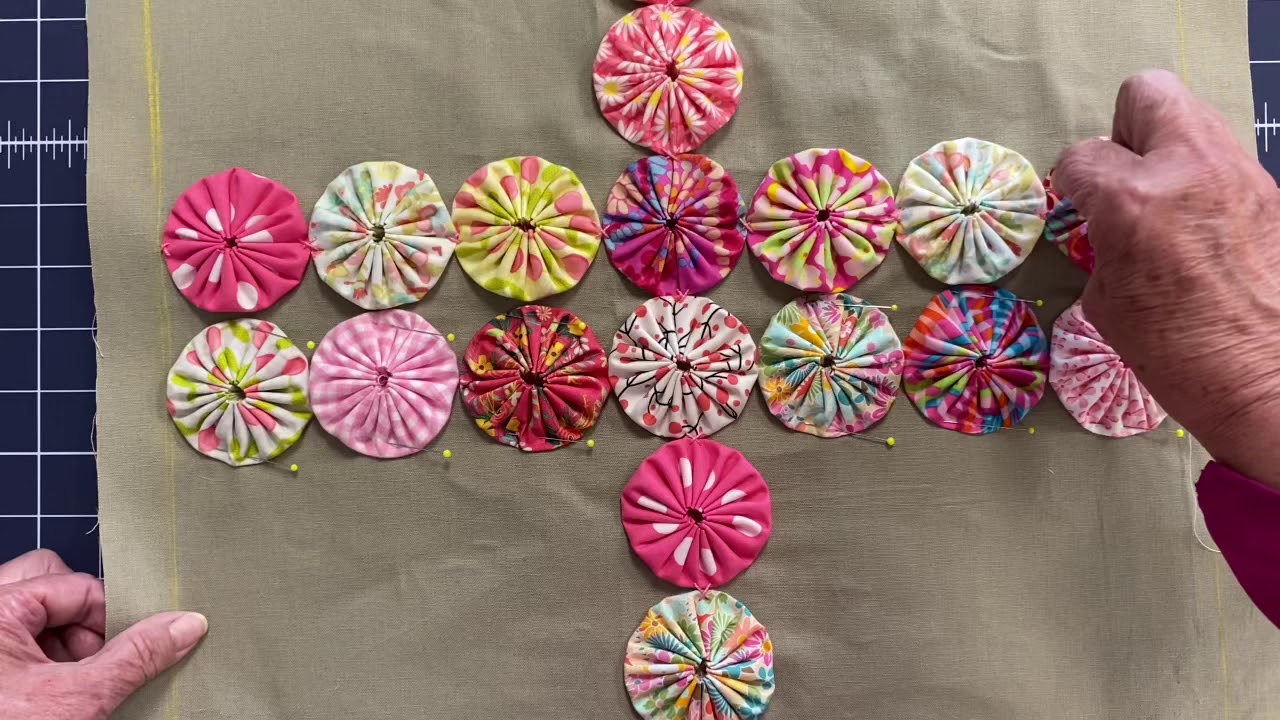 Add yo-yos to your pillow