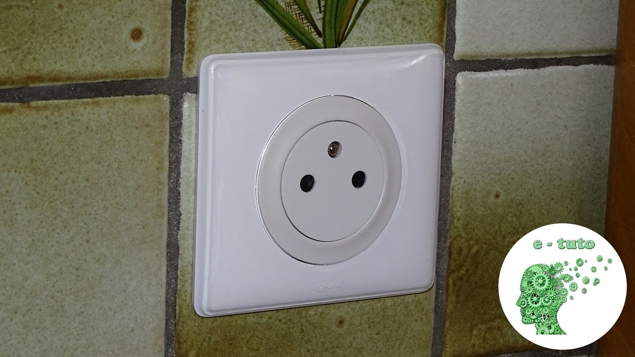 Changer une prise électrique.