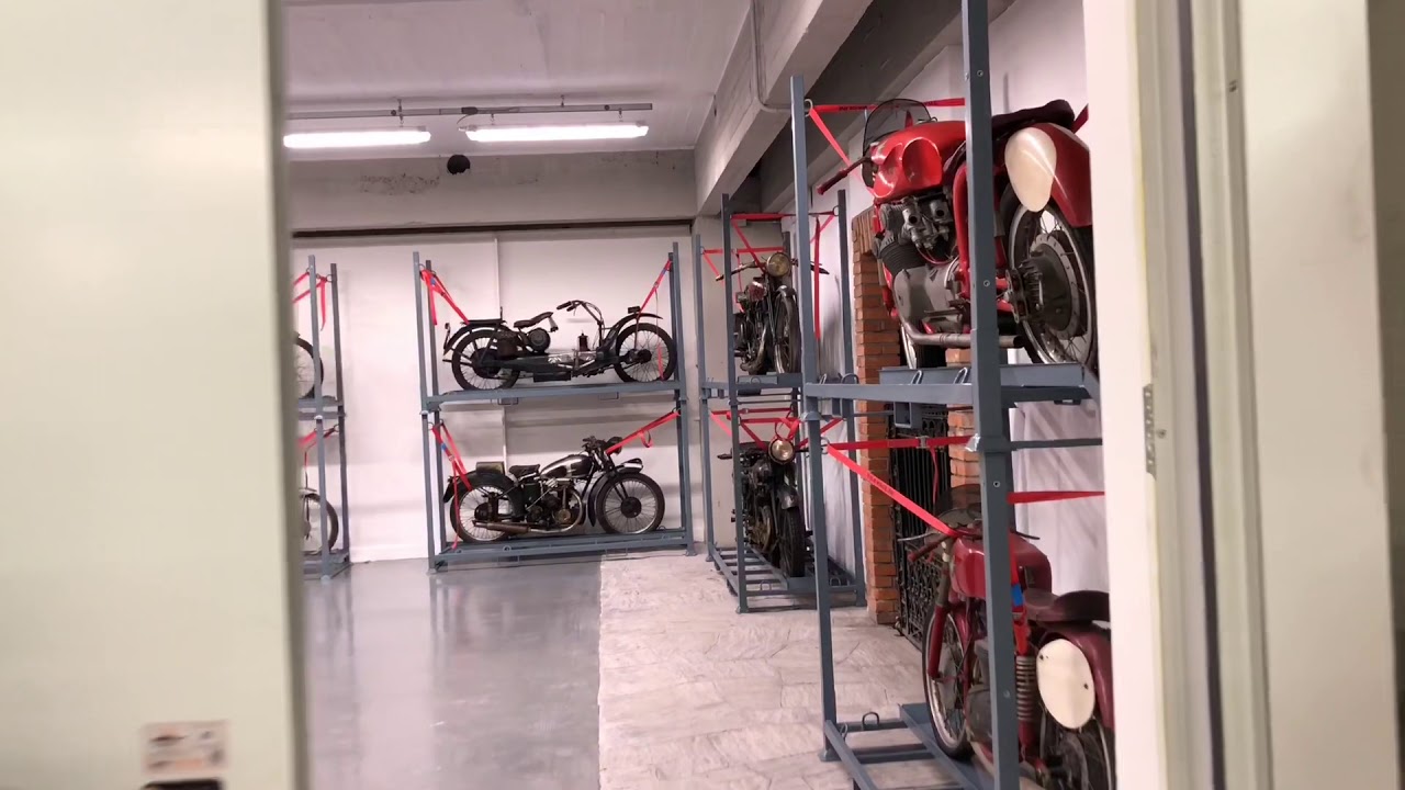 Il deposito di motociclette #storieaportechiuse
