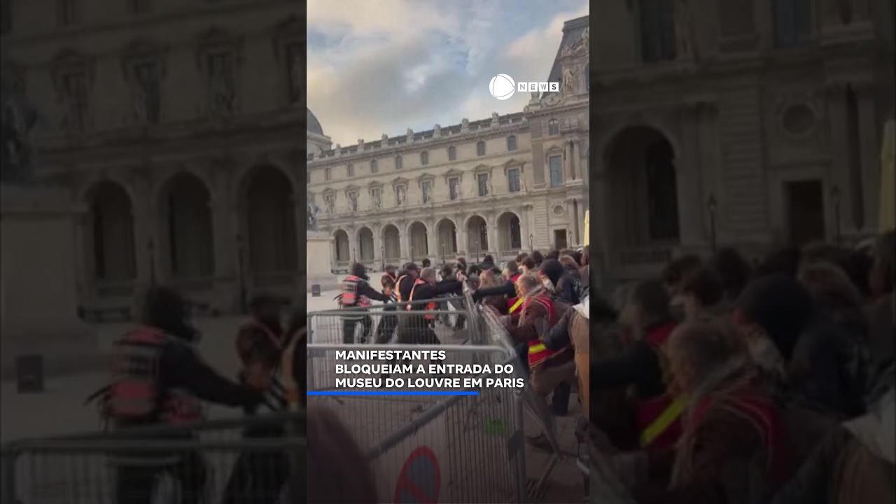 Manifestantes bloqueiam a entrada do Museu do Louvre. 📲 #RecordNews #Not&iacute;cias #Shorts