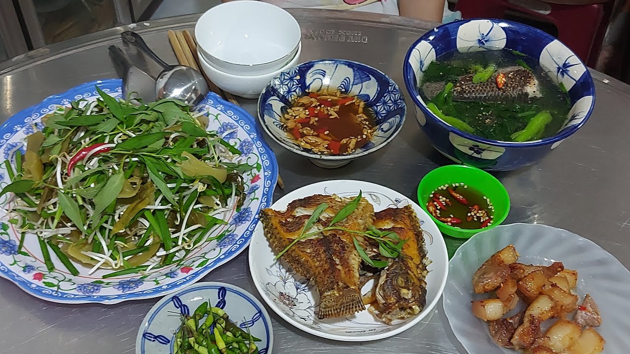 Hôm nay vợ chồng ăn cơm rau trộn chấm nước mắm gừng cá Rô phi chiên 
