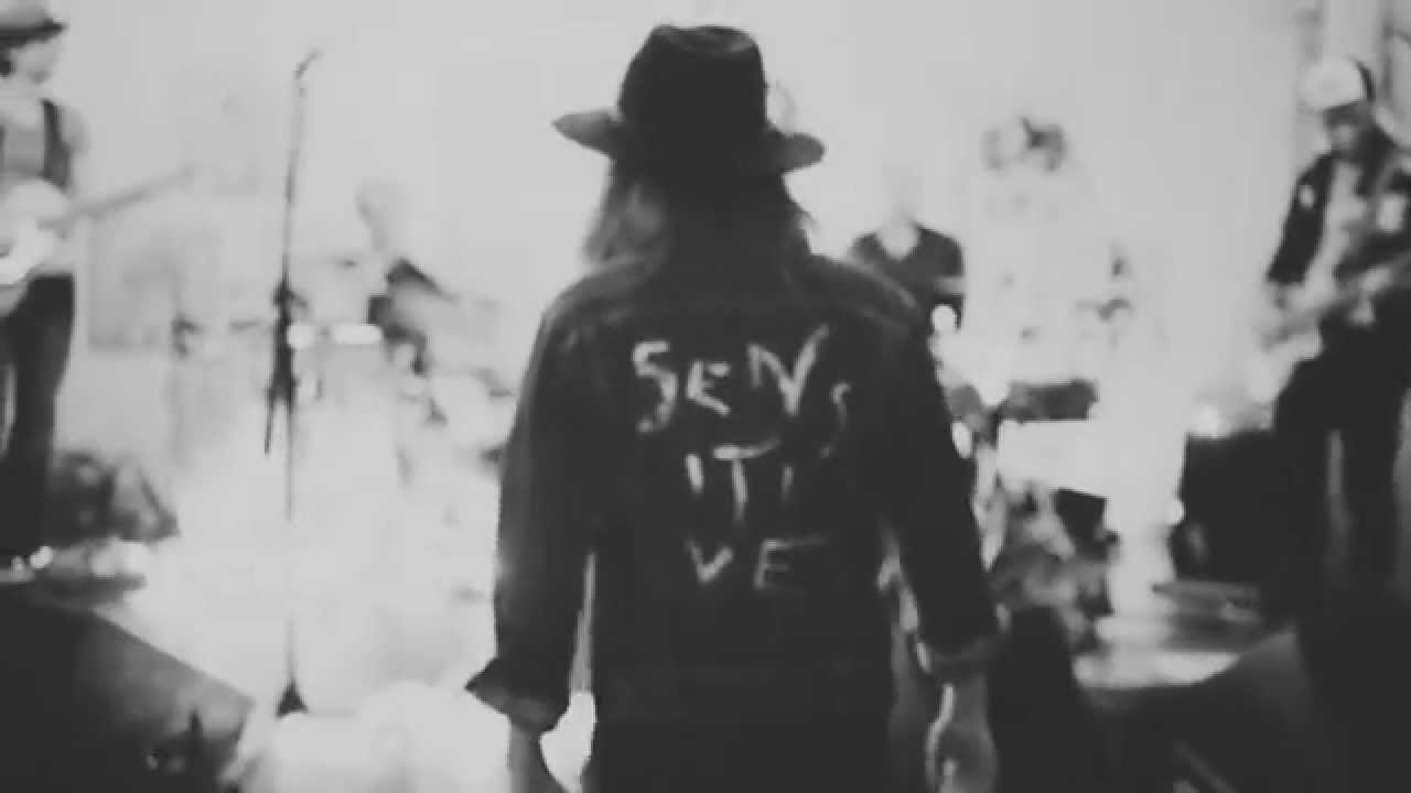 zesp&oacute;ł DZIEWCZYNY - SMUTNO MI (Official Video)