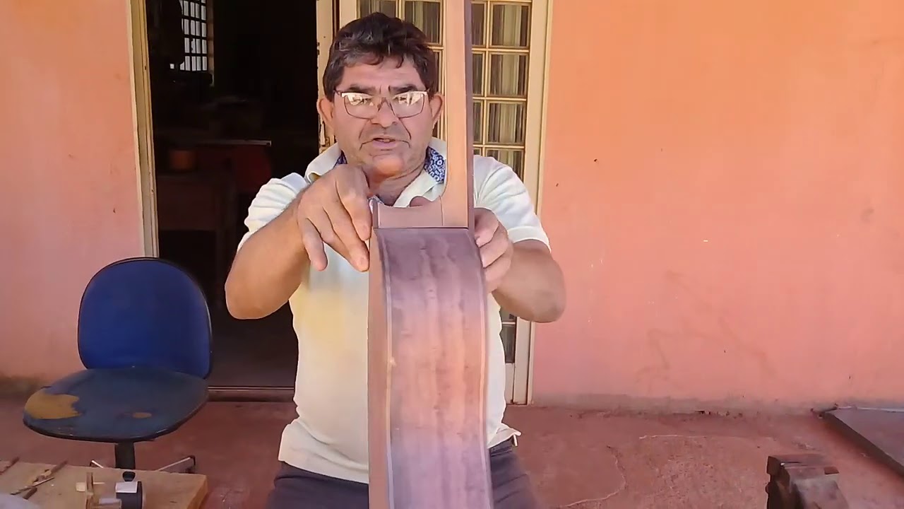 Como &eacute; feito a colagem do bra&ccedil;o na caixa do viol&atilde;o.