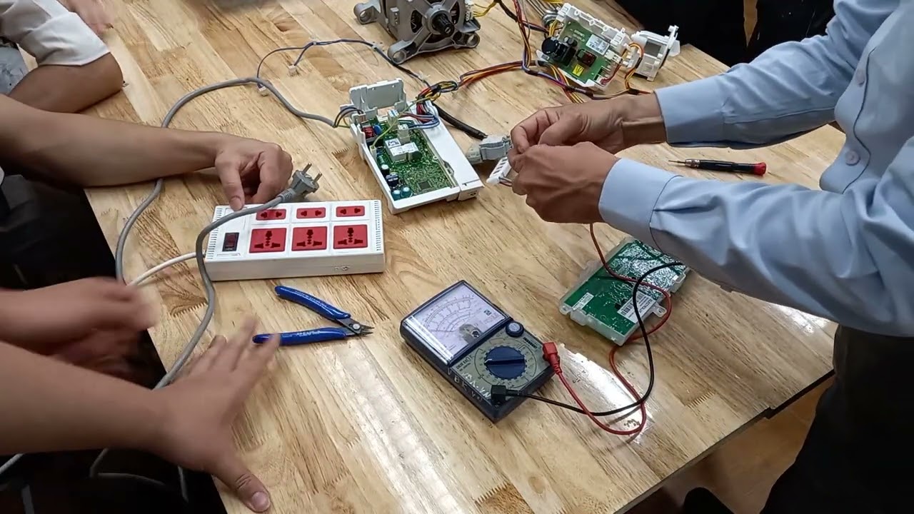 Hướng dẫn lớp kiểm tra sửa chữa Máy giặt Electrolux cả phần cơ và phần mạch, sửa máy giặt không khó.