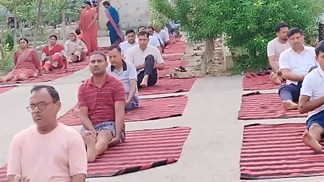 27.05.2025 को डायट छतौनी मोतिहारी में योगा प्रशिक्षण देते हुए रणजीत सर।