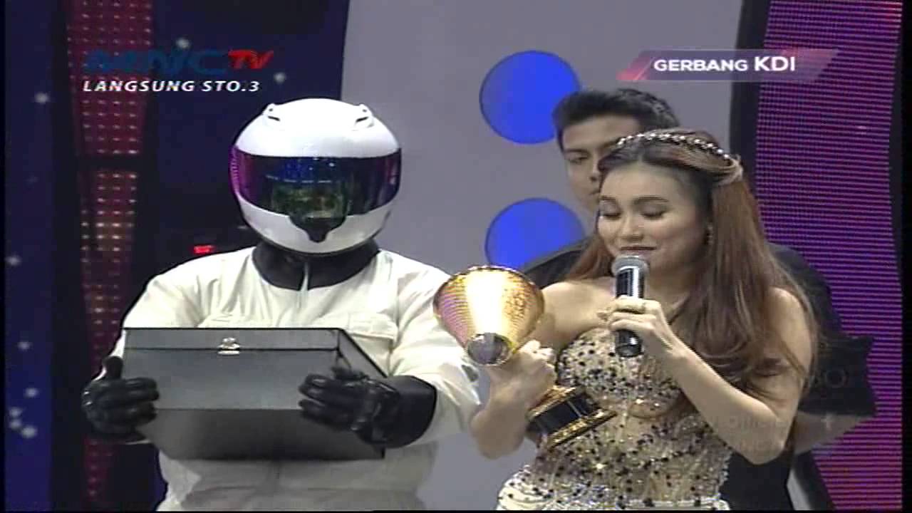 Ayu Ting Ting Mendapatkan Piala Global Seru Award - Gerbang KDI 2015 (15/4)
