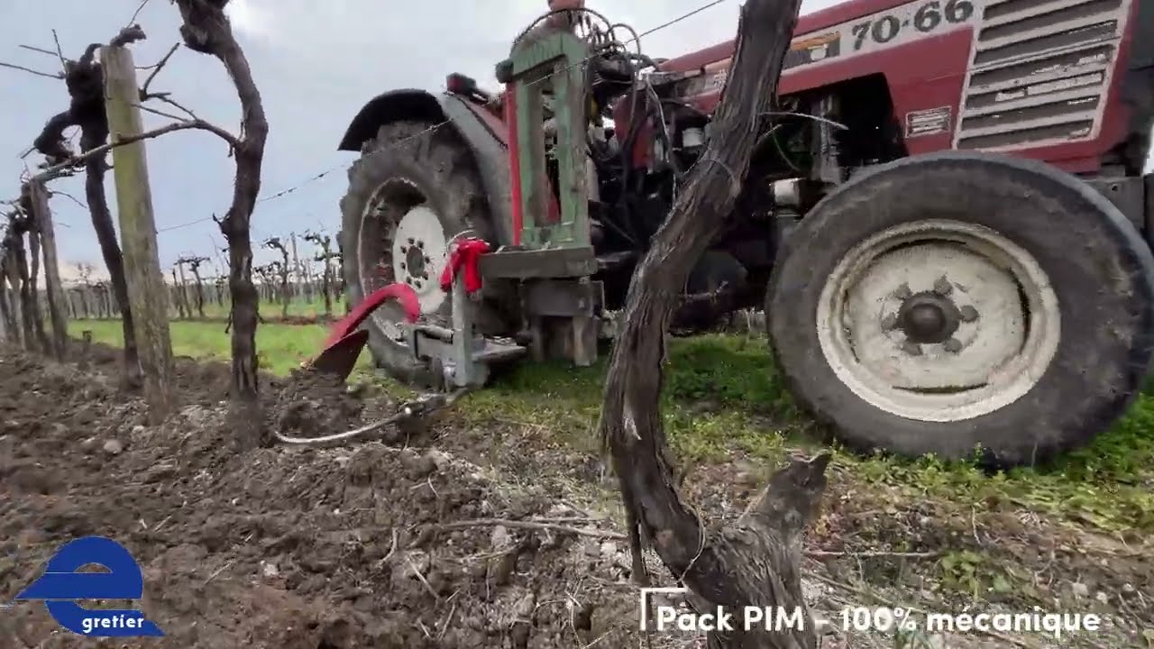 Double d&eacute;cavaillonneuse m&eacute;canique Egretier, entre roues sur vignes larges
