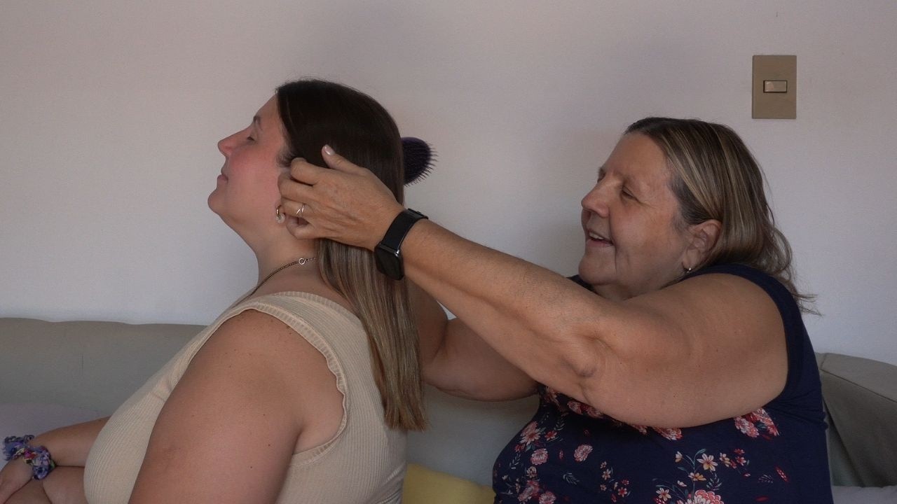 Mi mamá me corta el pelo ✂️❤️ Cepillado y caricias | ASMR ✨