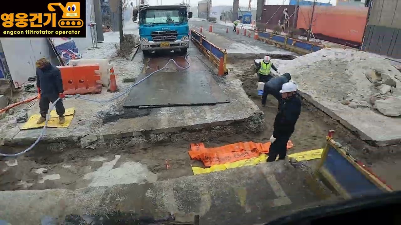 영웅건기 엥콘틸트로테이터(engcon tiltrotator)활용 지역난방 200A,250A 오피스텔인입 용접,되메우기 작업
