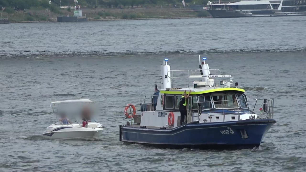 Manövrierunfähiges Sportboot auf Rhein Höhe Kölner Schokoladenmuseum am 20.08.23