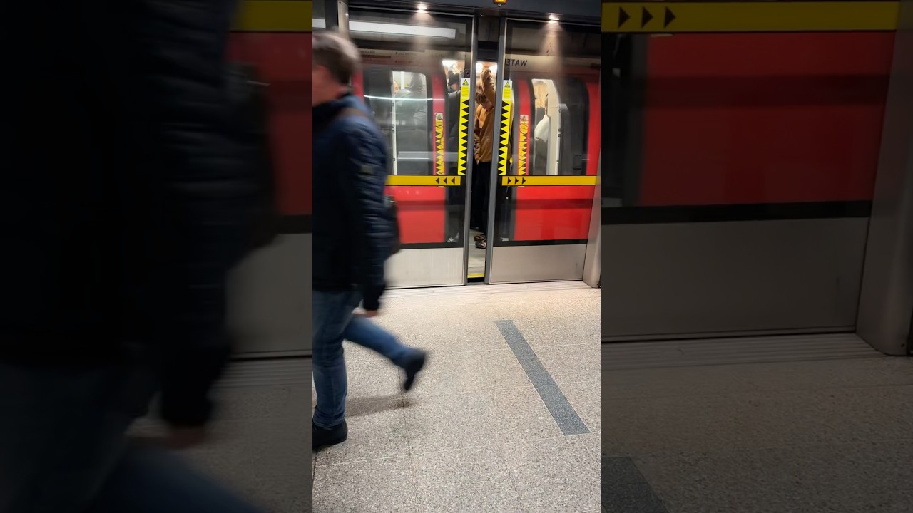London Underground Doors Opening and Closing