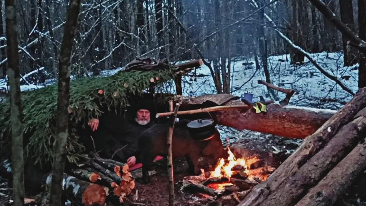 Acampando no frio: Sobrevivendo na neve, construindo abrigo e t&eacute;cnicas de bushcraft