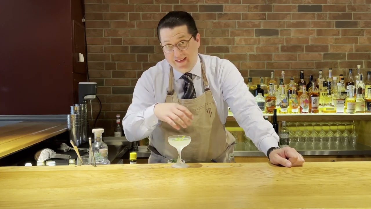 Eine Art SOMMER Gin Martini Cocktail mit frischer Minze: Der Mr. Manhattan Cocktail aus dem Savoy