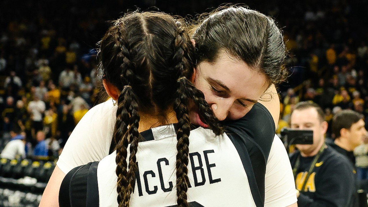 Iowa WBB drop No. 6 Michigan 62-44 with both Ava Heiden and Hannah Stuelke posting double-doubles