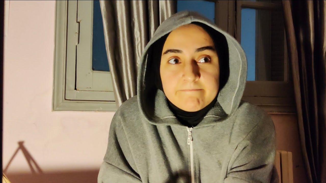 تناقض السطحية والعمق بيننا.