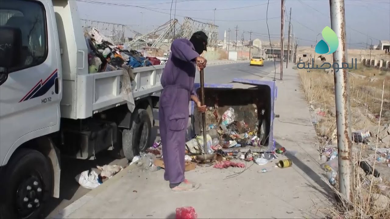عمال العقود والأجور اليومية في بلدية الموصل يشتكون من ضعف رواتبهم ويطالبون بتثبيتهم