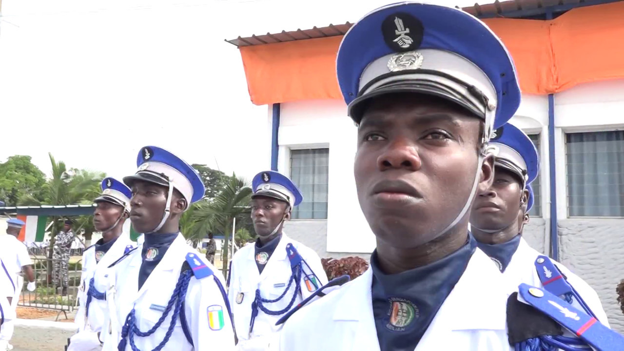 Défense: Présentation au drapeau de 290  élèves gendarmes