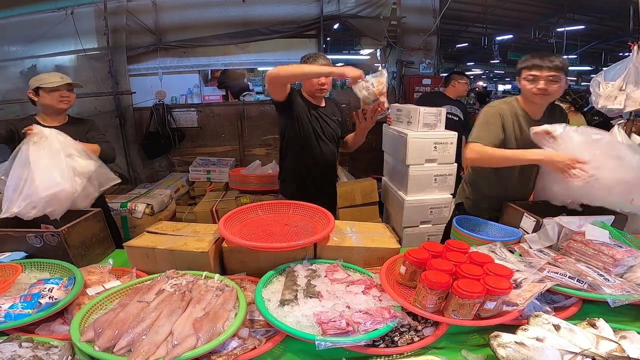 限量鮭魚12片賣500 瞬間就賣掉5箱 安南果菜市場 怡安路102號 士官長海鮮叫賣 海鮮拍賣 叫賣哥 seafood auction