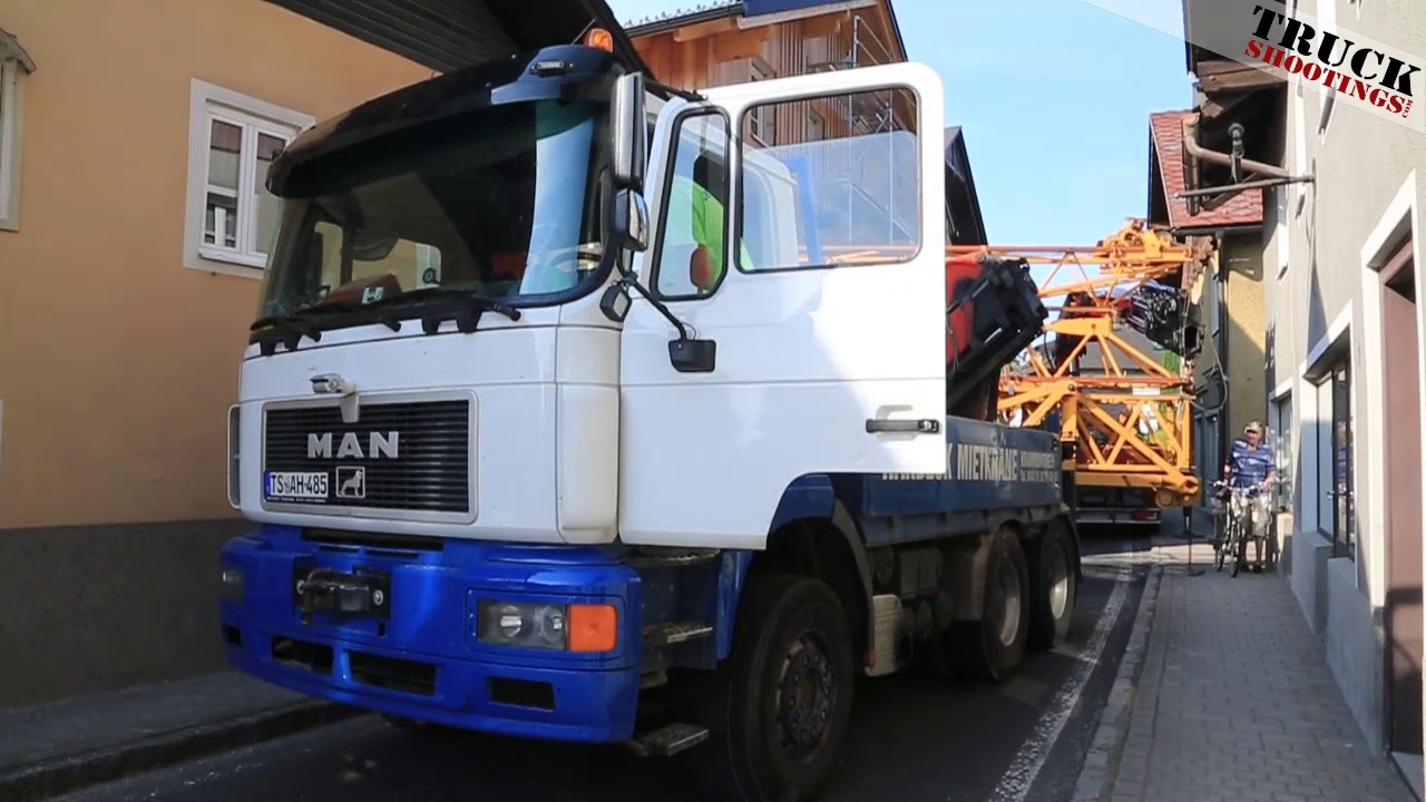 Harbeck Mietkräne rangiert Liebherr Baukran aus enger Straße am Attersee