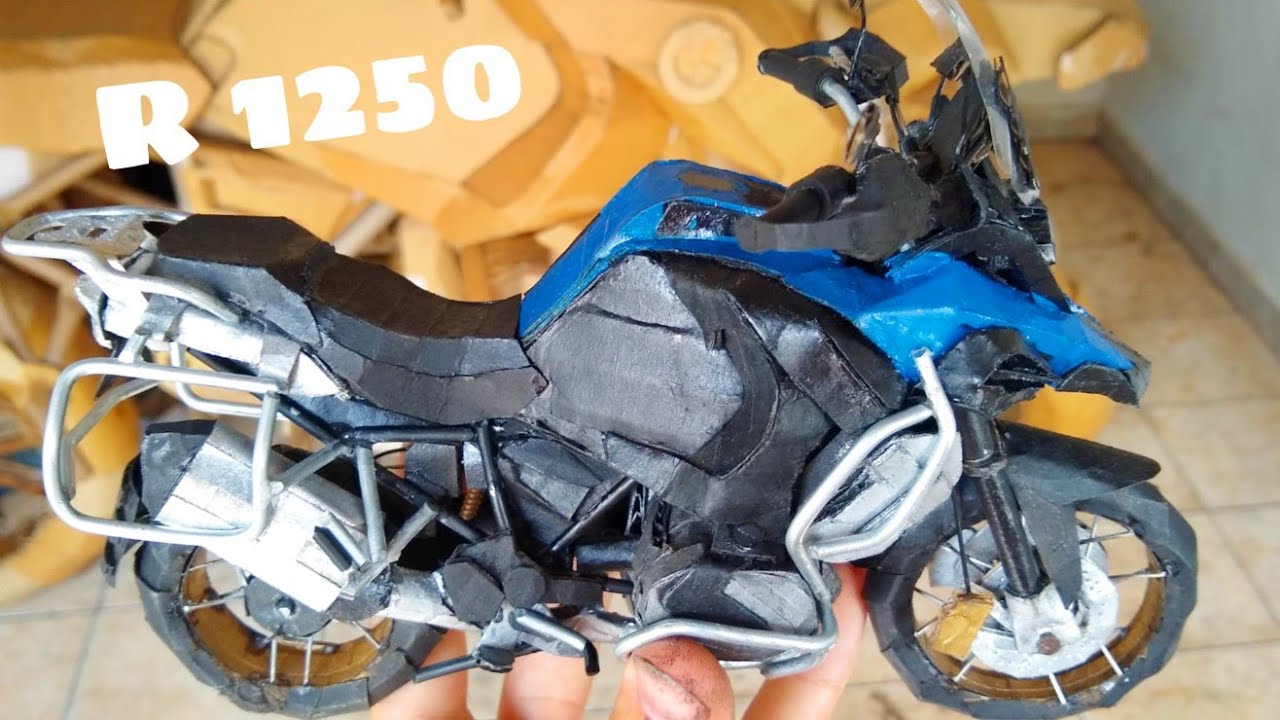 FIZ O ROBOZÃO DE PAPELÃO | R1250