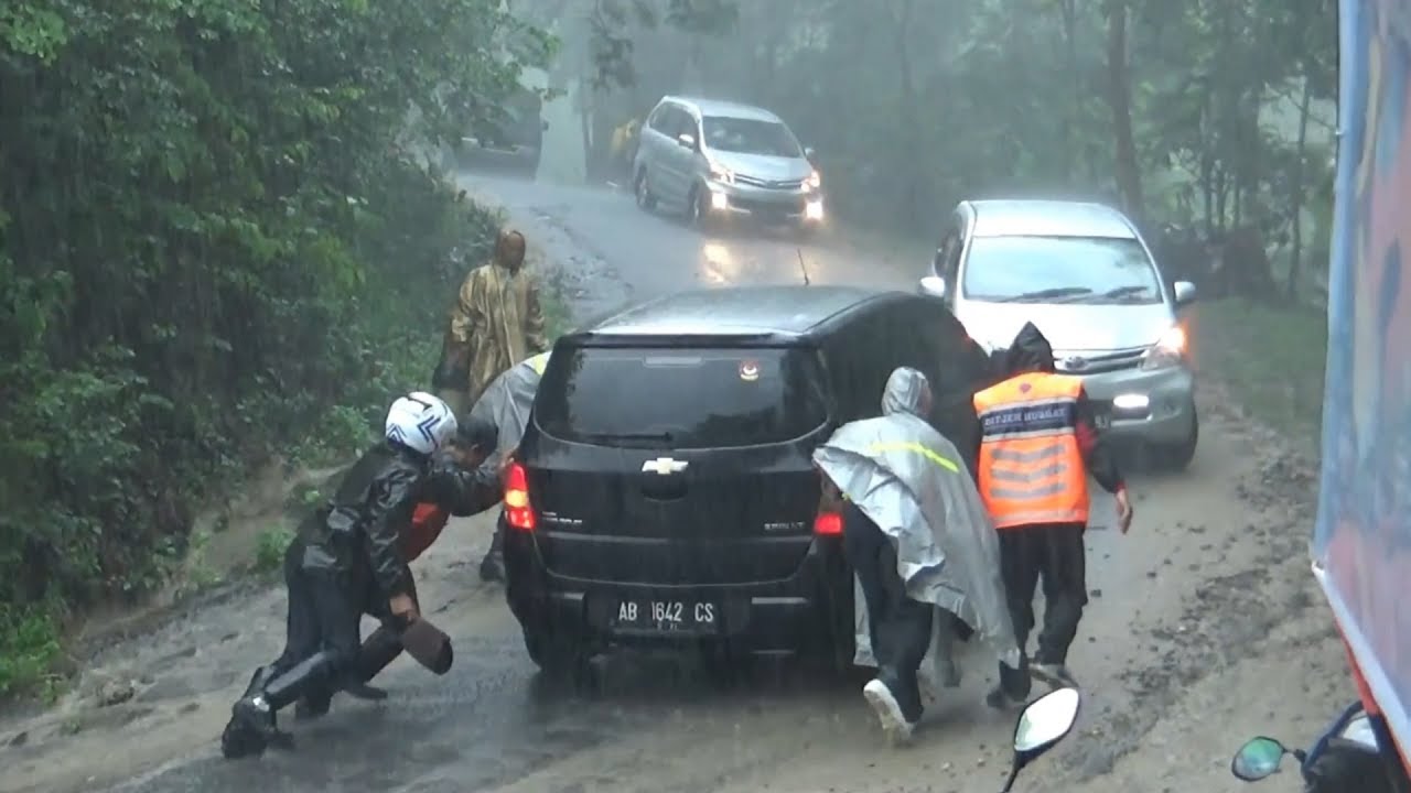 AWAS!! Jalur Cinomati Licin Saat Hujan - NET YOGYA
