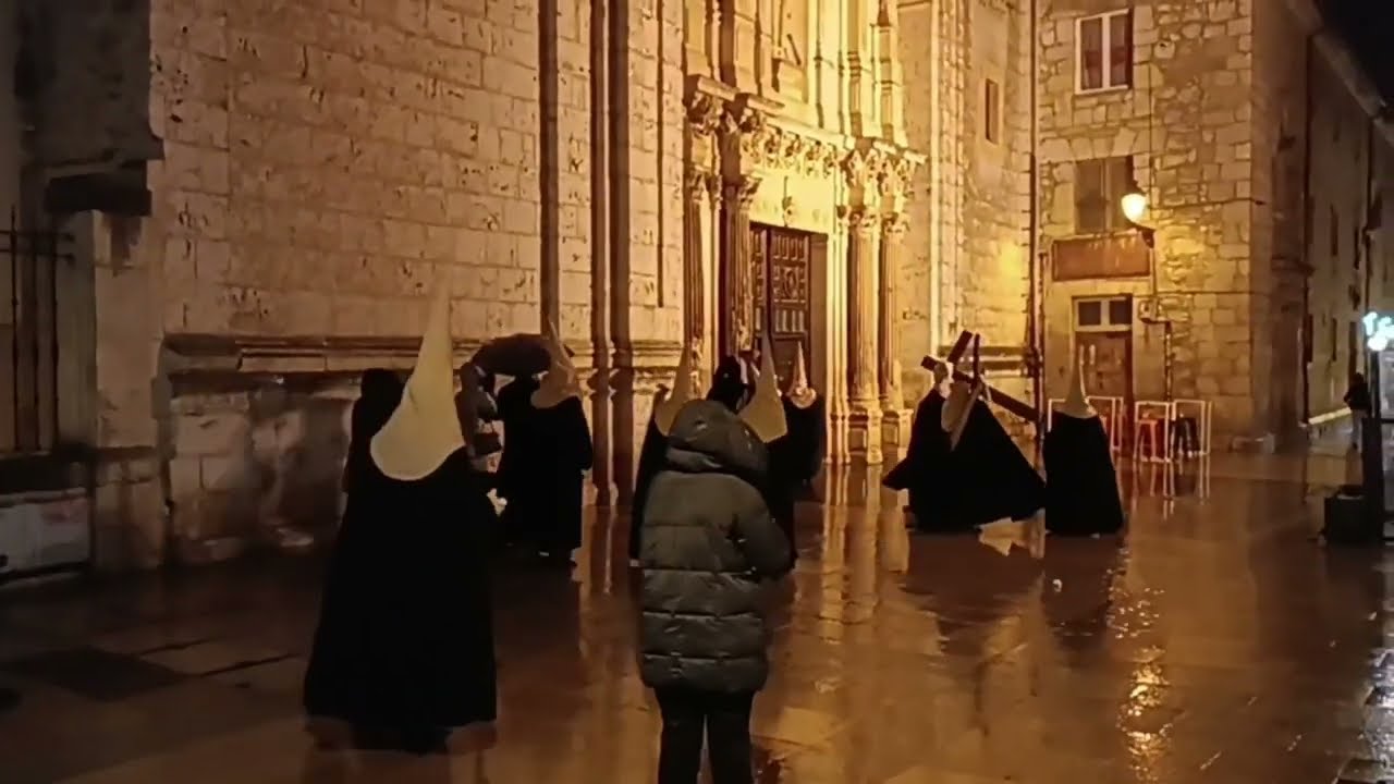 Diluvio en la Procesión del Santo Entierro de #Burgos Semana Santa 2024