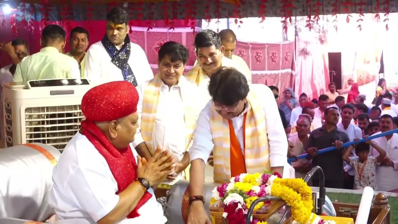 कैबिनेट मंत्री श्री कैलाशजी विजयवर्गीय पूज्य गुरुदेव के दर्शन हेतु इंदौर भागवत कथा में पधारे।