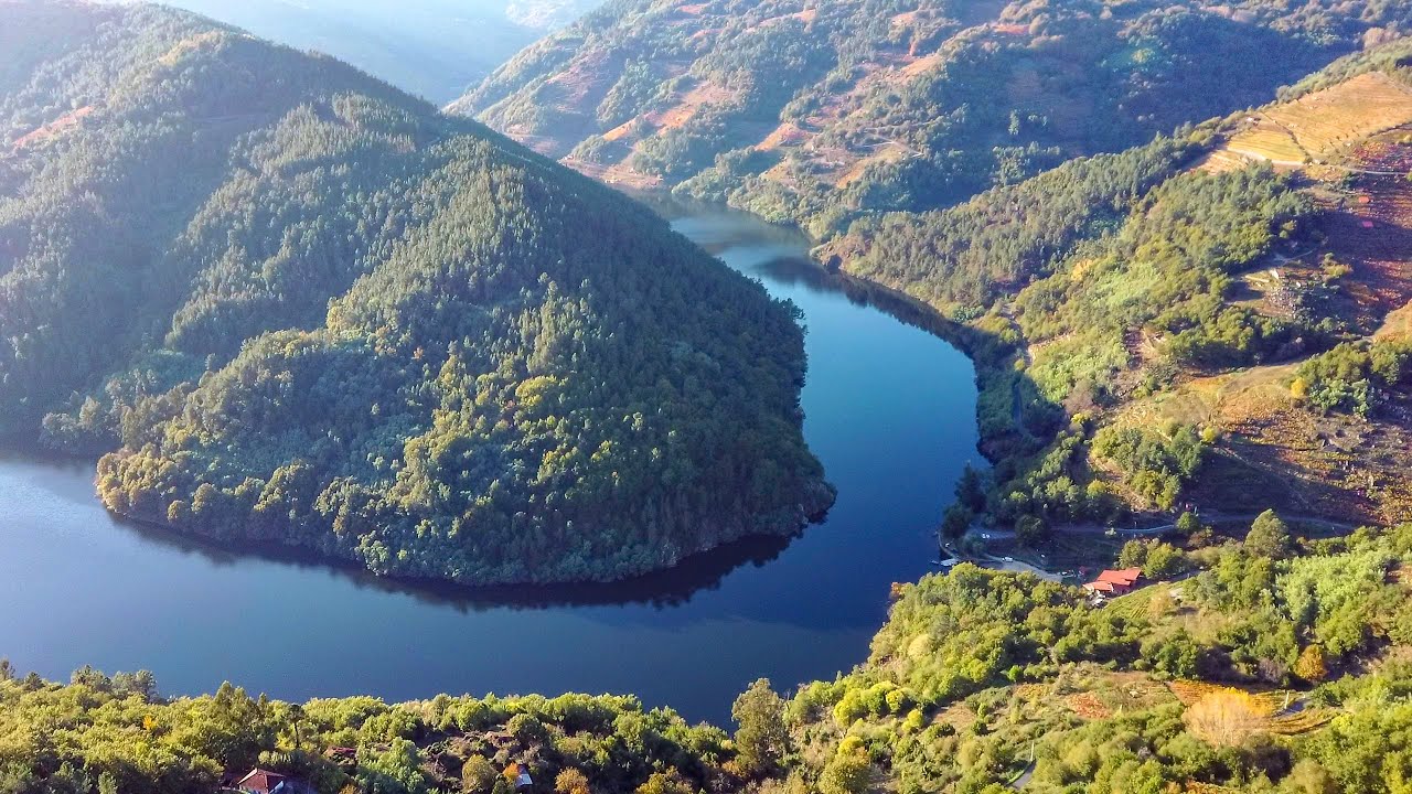 O CABO DO MUNDO, na RIBEIRA SACRA, a vista de dron