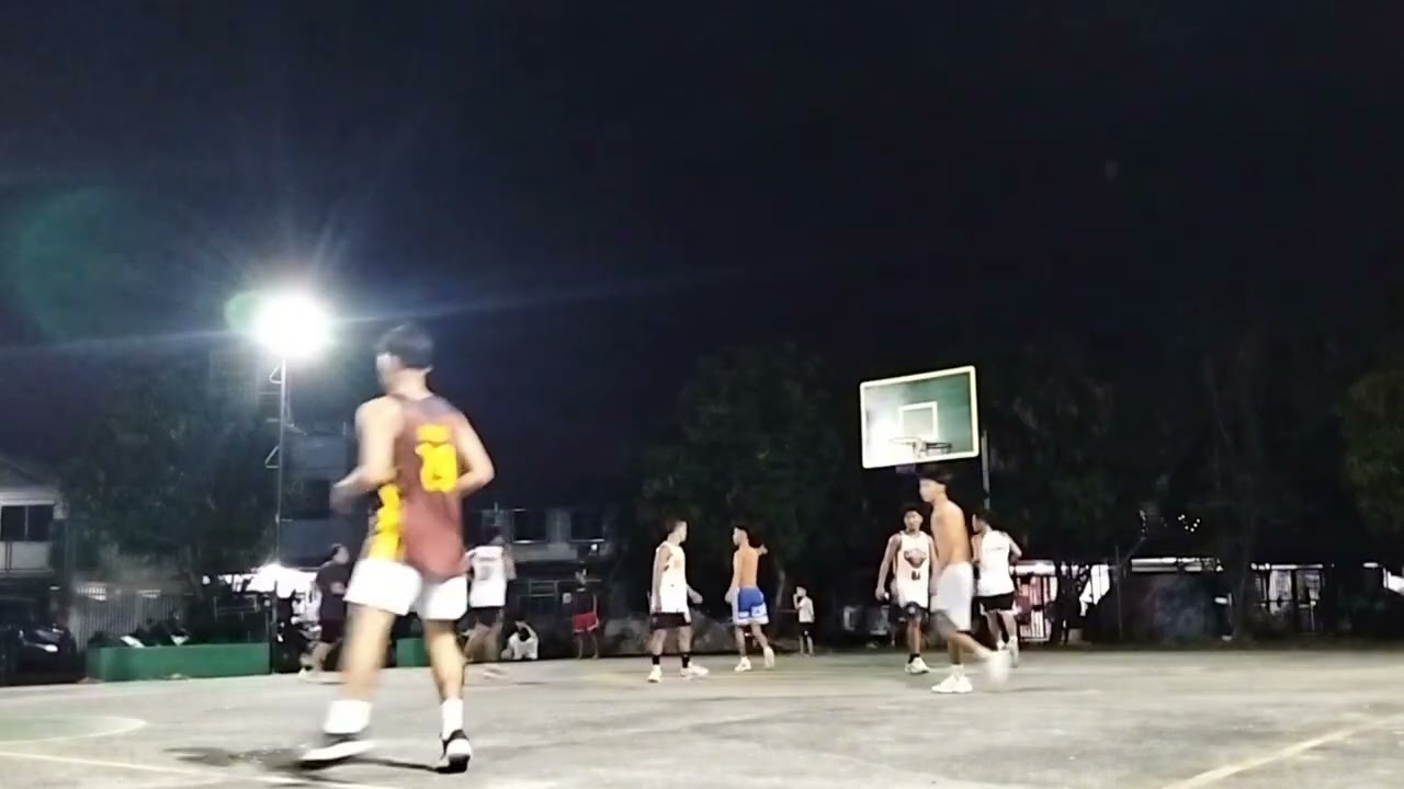 Basketball sa isang court