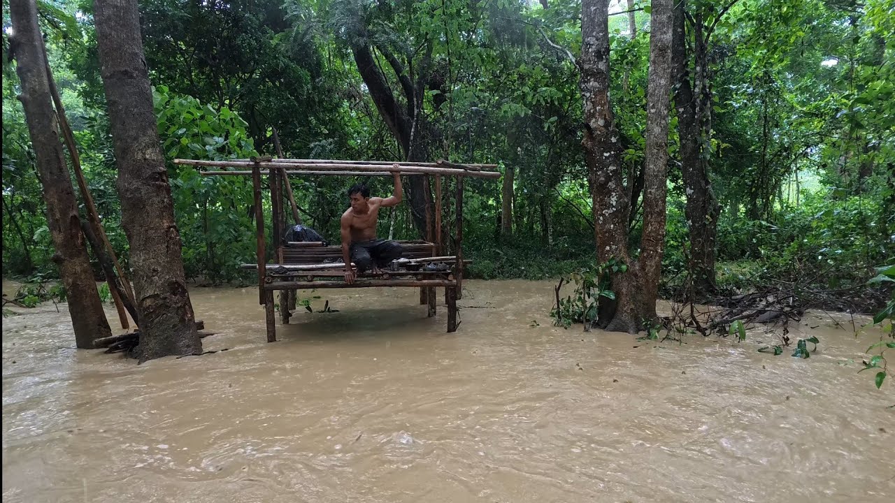 DI TERJANG BANJIR BERMALAM DI SHELTER PLASTIK,MEMBUAT PRANGKAP IKAN