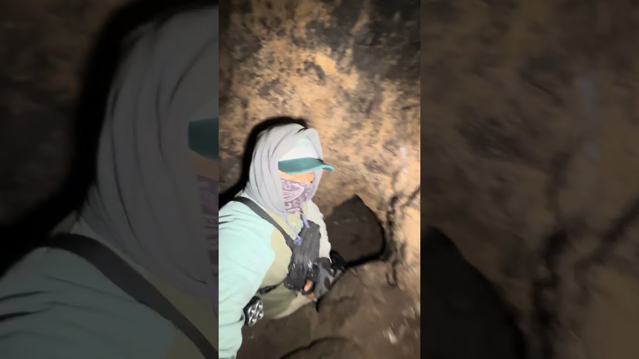 Ingrese a una cueva donde hay unas ruinas.