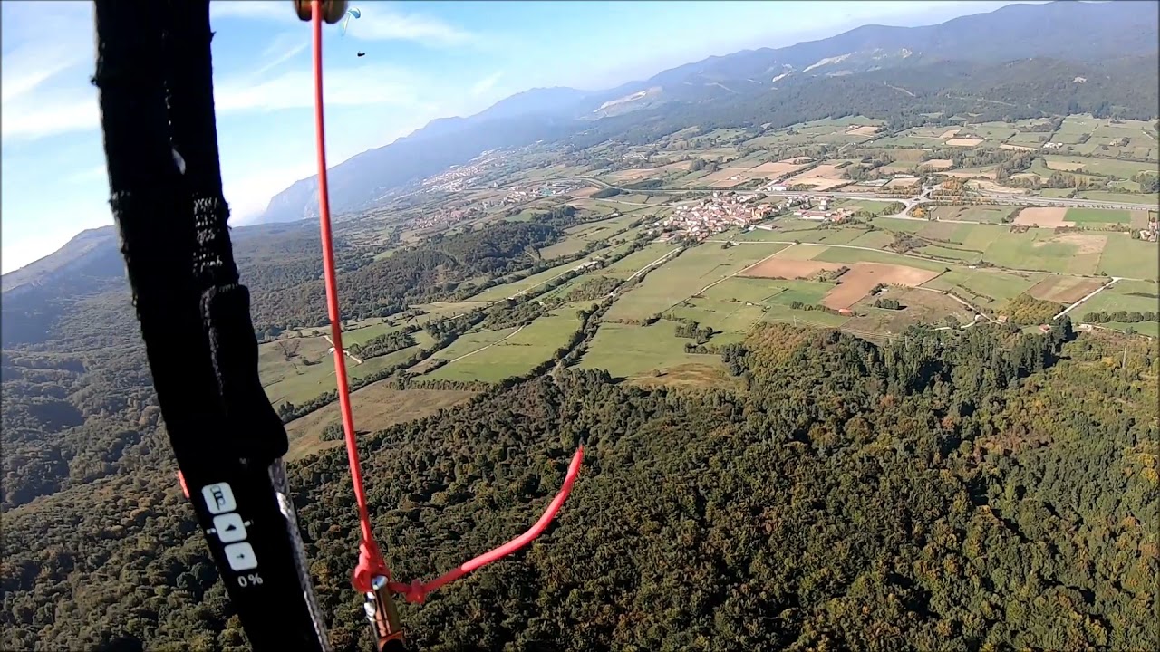 Volant a Santa Marina (Serra d' Urbasa - Navarra). Parapente Sierra de Urbasa. Advance XI