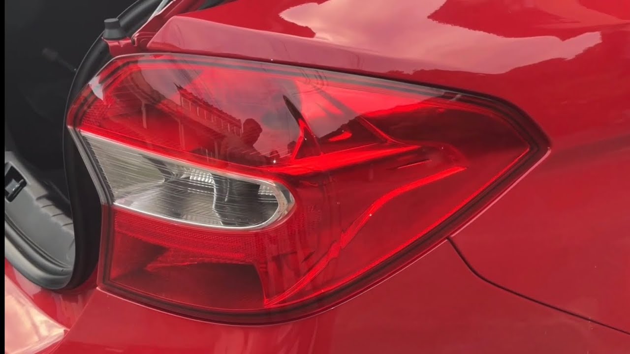 Como trocar as lâmpadas da lanterna traseira do novo Ford Ka sedã (2014 em diante)