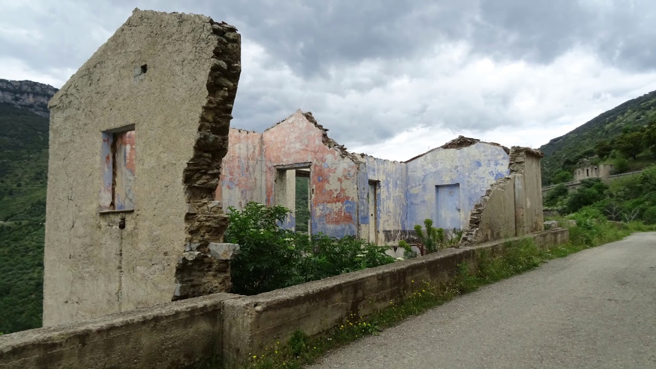 Lost Places verlassenes Dorf in den Bergen
