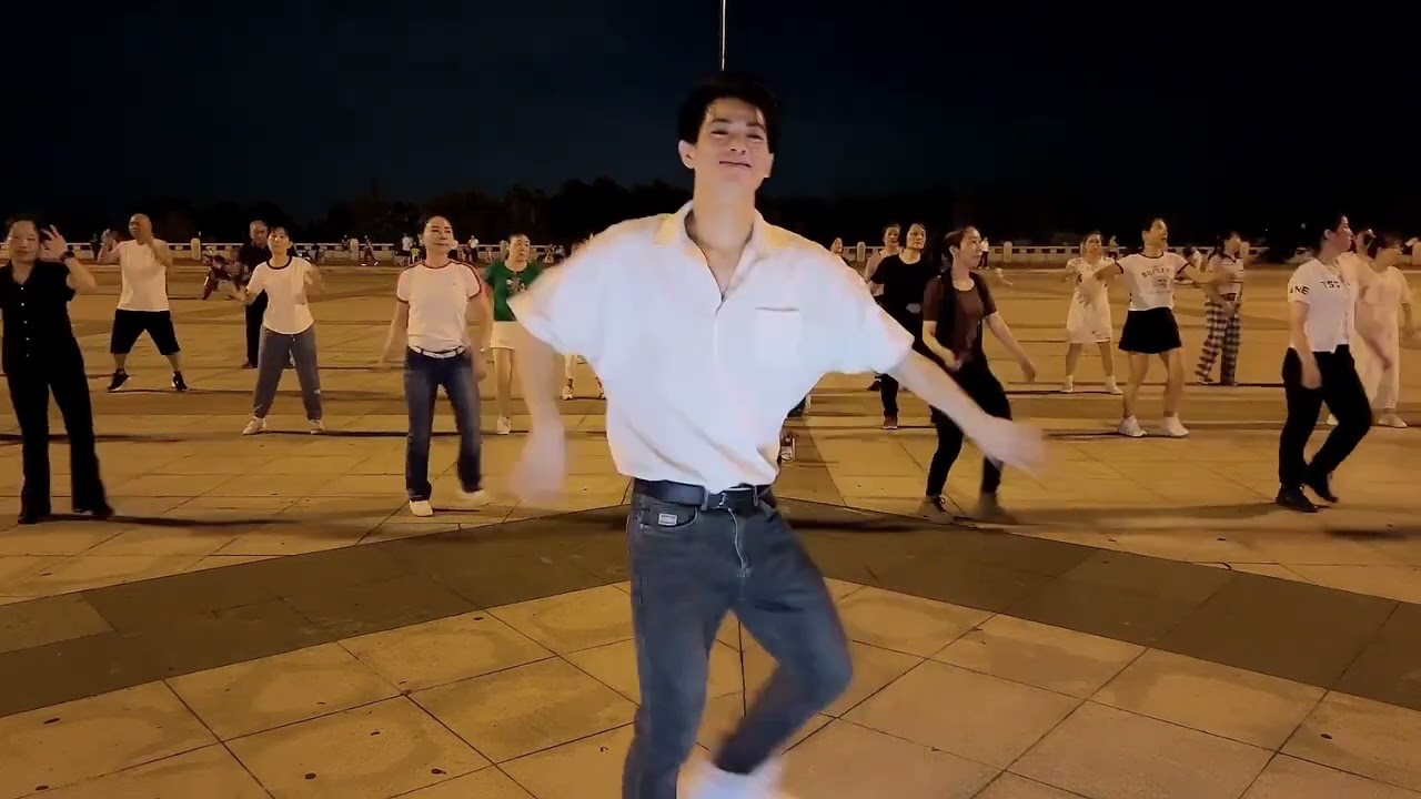 广场舞《尊嘟假嘟》好看好学正面演绎，青春有活力