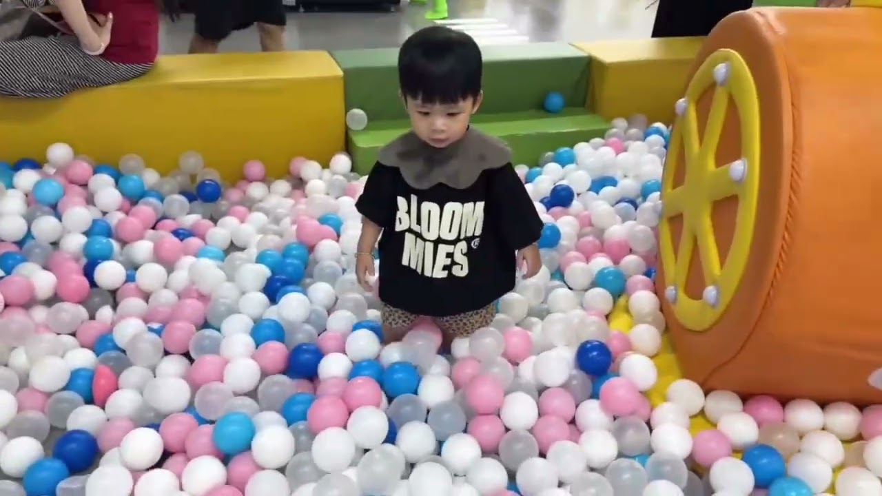 Dino và Thỏ đi khu vui chơi