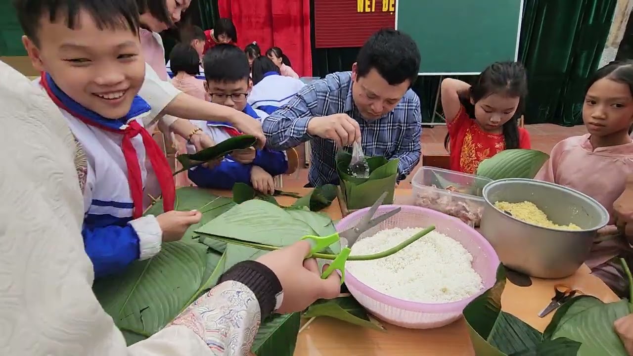 Trải nghiệm gói bánh chưng ngày tết