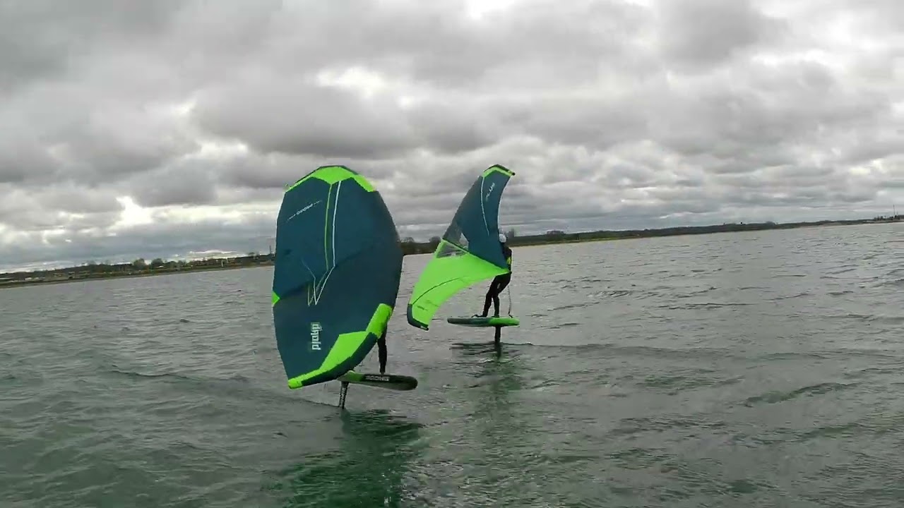 Wingfoil en folie avec la team GlissOrient. Jibes, tacks, 360 et sauts !!!