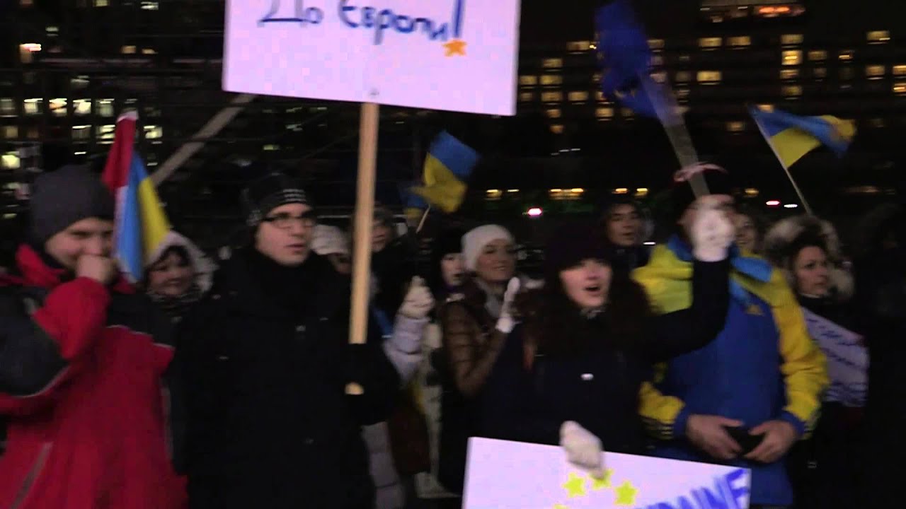Kontakt TV: EUROMAIDAN support for Ukrainian protesters at the City Hall - November 28th, 2013