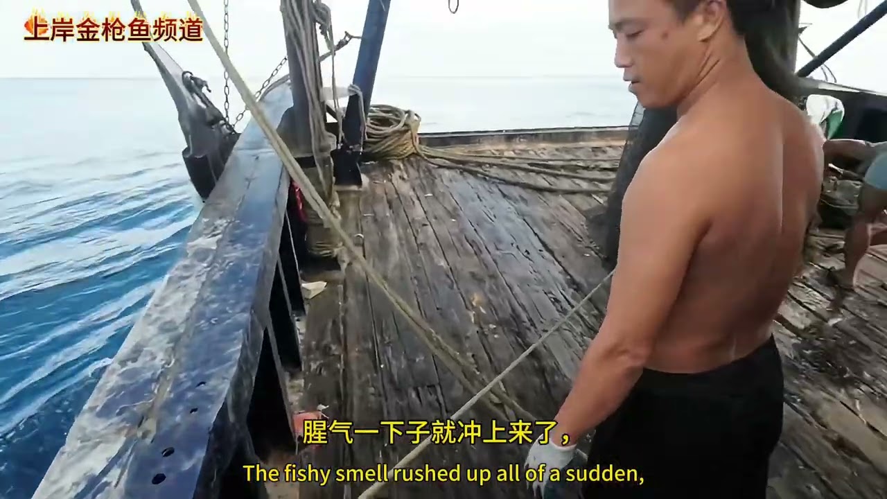 渔船渔民捕鱼日常：一艘650马力单拖网渔船捕到了一网小杂鱼，分拣出来能用的只有一点红花蟹和大斑节虾。