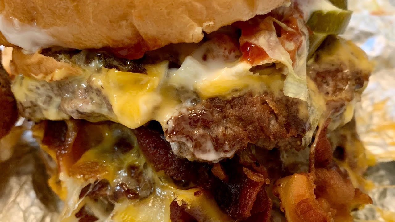 Trying a Gigantic Burger from Beth&rsquo;s Burger Bar!